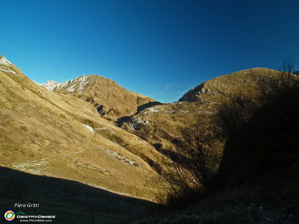 95 A dx Cima Camplano (2054 m.) a sx Cima di Valmora (2198 m.).JPG